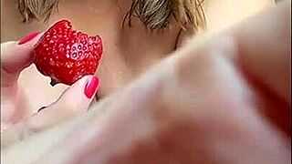 Едра зряла жена пъха ягоди в мокрия си зейнал отвор.