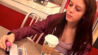 18 साल की भूरी बालों वाली फोटो शूट के बाद चोदी गई