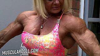 Non resisto a questa MILF muscolosa e grossa che si pavoneggia in tacchi alti