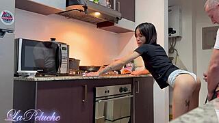 继女摇臀得到射精