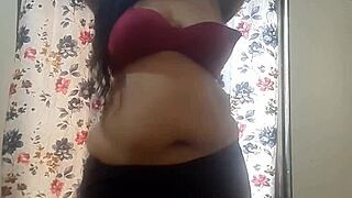 Essa índia safada consegue lidar com ação selvagem no trabalho? Assista parte 2!