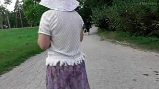 아내가 공원에서 투명 드레스 입고 흔들어