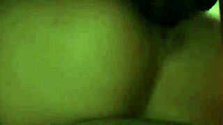 Ζεστή τρανς Foxxy γλείφει και διεισδύει στο σφιχτό σημείο μιας γυναίκας