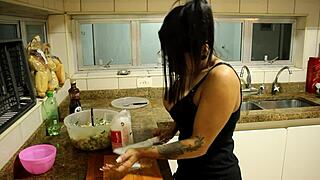 Η σύζυγος ετοιμάζει το δείπνο και παίρνει μια πλήρη μασάζ