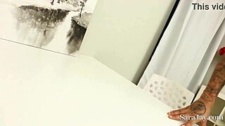 Sara Jay melker ansattes store svarte kuk og får sæd