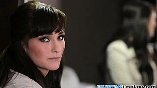 ميلف ليزبيان أنيقة تمص كسها من قبل فتاة مثيرة