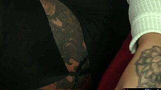 Milf voyeur cfnm stuzzica e seduce ragazzo che si sega!