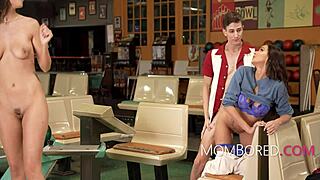 嘿，想加入后妈和继女的自由使用保龄球吗？