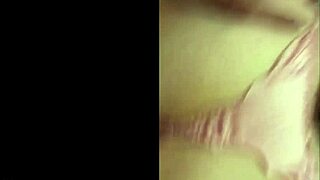 Amatir Prancis di Celana Dalam Satin Dapat Deepthroat dan Ass to Mouth