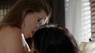 Katie Kush szopja Reagan Foxx szaftos érett nő cicijét