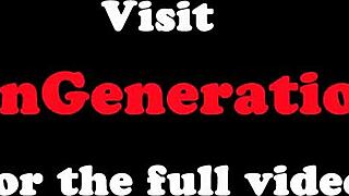 Nieuwsgierige gilf likt en vingers jonge babe in hete lesbische actie