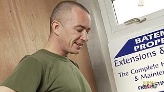 把这美味鸡巴塞进你的嘴和紧逼里，骚货