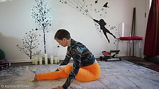 שיעור יוגה 345 הופך לסשן מתיחה כיפי עם אישה אירופית חמודה