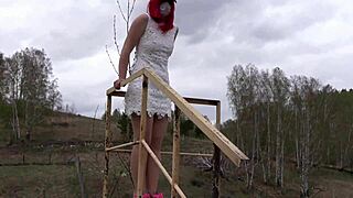 Wyczekujący szpieguje krągłe MILF lesbijki na zewnątrz