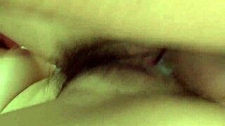 日本ティーン18+が巨大なチンポを扱く