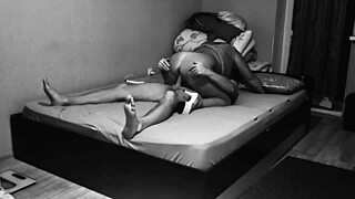 Hé, elkaptunk az ágyban, játszol velünk?