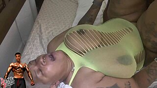 Sıcak Ebony Milf Lady Onyxxx, Oğlunun Arkadaşının Harika Sik Gücünü Keşfediyor!