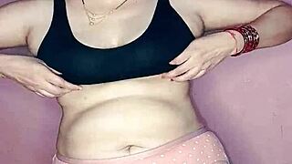 Puja Wykonuje Piękny Nagi Taniec Na Fotosesji