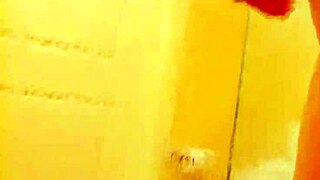 हमारे स्टीमी शॉवर में जॉयलाइंक के बड़े ब्लैक लंड से जुड़ें