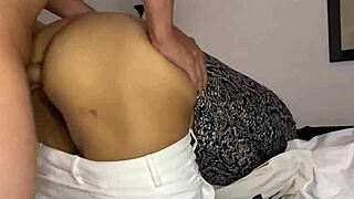 kurba mačeha me draži pred hardcore doggystyle in handjob cumshotom