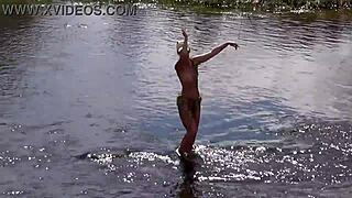 Руска зряла жена се съблича за голо къпане навън.