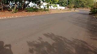 ミルフが若い18+ガイをストリートで公然と吸う