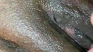 Urut pepek jadi liar dengan makcik Mallu gemuk SQUIRTING