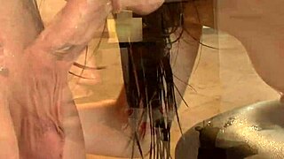 饥渴继母伊娃·卡雷拉涂防晒霜后被猛操