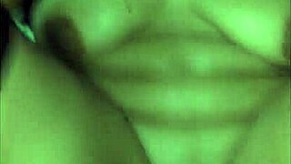 În rochia mea roșie, călăresc prietena mea latină cu pasiune udă pe pat