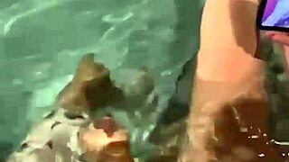 Йо, гледай секси баба Мама Ви гали кур на доведен братовчед в горещата вана! 🛁