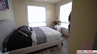 Madrastra Cougar Hambrienta de Polla Seduce a Hijastro para Placer Prohibido