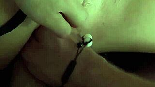 Chce tahle horká nevlastní máma, aby jí hrubě prstili kundičku?