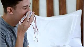 Stesønn spionerer på stemor Anissa Kate som onanerer, blir horny og onanerer med hennes skitne truser