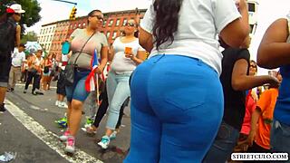 hermosa morena milf dice, 'estoy caminando de manera muy exitante por la calle.'