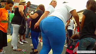 hermosa morena milf dice, 'estoy caminando de manera muy exitante por la calle.'