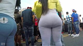 hermosa morena milf dice, 'estoy caminando de manera muy exitante por la calle.'