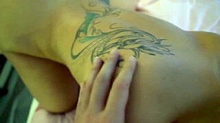 رايان كونر تأخذها بقوة في مشهد تحميلة ميلاف جامح. أنينها يتردد في الغرفة