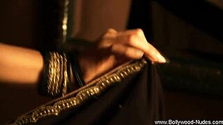 Indická milf předvádí úžasné sólové taneční pohyby