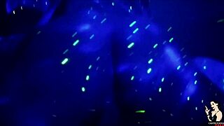 Geile vrouw geeft kut aan buurman terwijl man op reis is