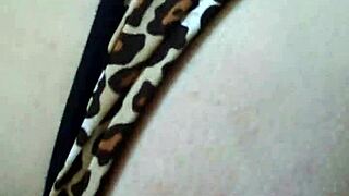 rebolando gostoso no cacete em casa