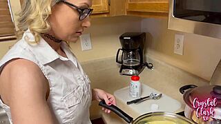 Stiefmoeder toont me keuken trucs, zo heet! 🔥