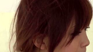 継父が図書館で親友と親密な瞬間をシェア