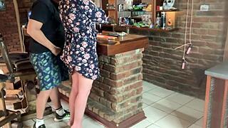 Jezena mačeha me ujame pri drkanju na njene gole slike. Šlapa mi veliko ritko z umazanim pogovorom.