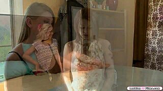 Сиськастая милф лижет возбужденную молодую 18+ киску