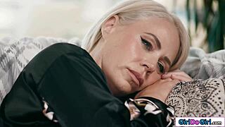 Stepmommy Melts as Stepdaughter Opens for Lesbian Lick