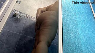 Hermosa hermanastra en lycra apretado tomando una ducha