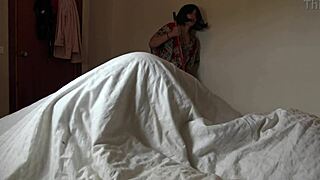 Hotel-Zimmermädchen schockiert von meinem massiven französischen Schwanz