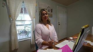 Ibu Tiri Panas Membungkuk untuk Kontol Monster di Video Tabu!