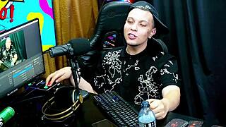 victoria camargo gets on all fours on the podcast table, her hairy pussy peeking out of her panties... podcast pópum no barraco