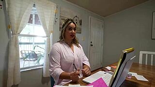 Ibu Tiri Panas Membungkuk untuk Kontol Monster di Video Tabu!